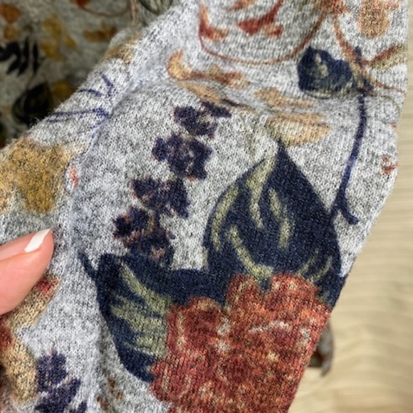 Per Se pullover shirt, Women's 1X, Soft gray with navy & rust color flowers - Picture 3 of 6